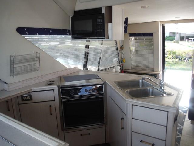 39 Bayliner 3988 - FISH EXIT 11